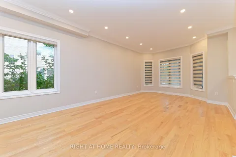 6843 Campbell Settler Court, ON L5W 1B3