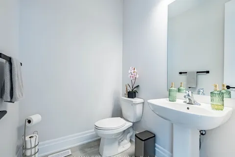 1339 Pellican Pass, ON L6H 7Z9