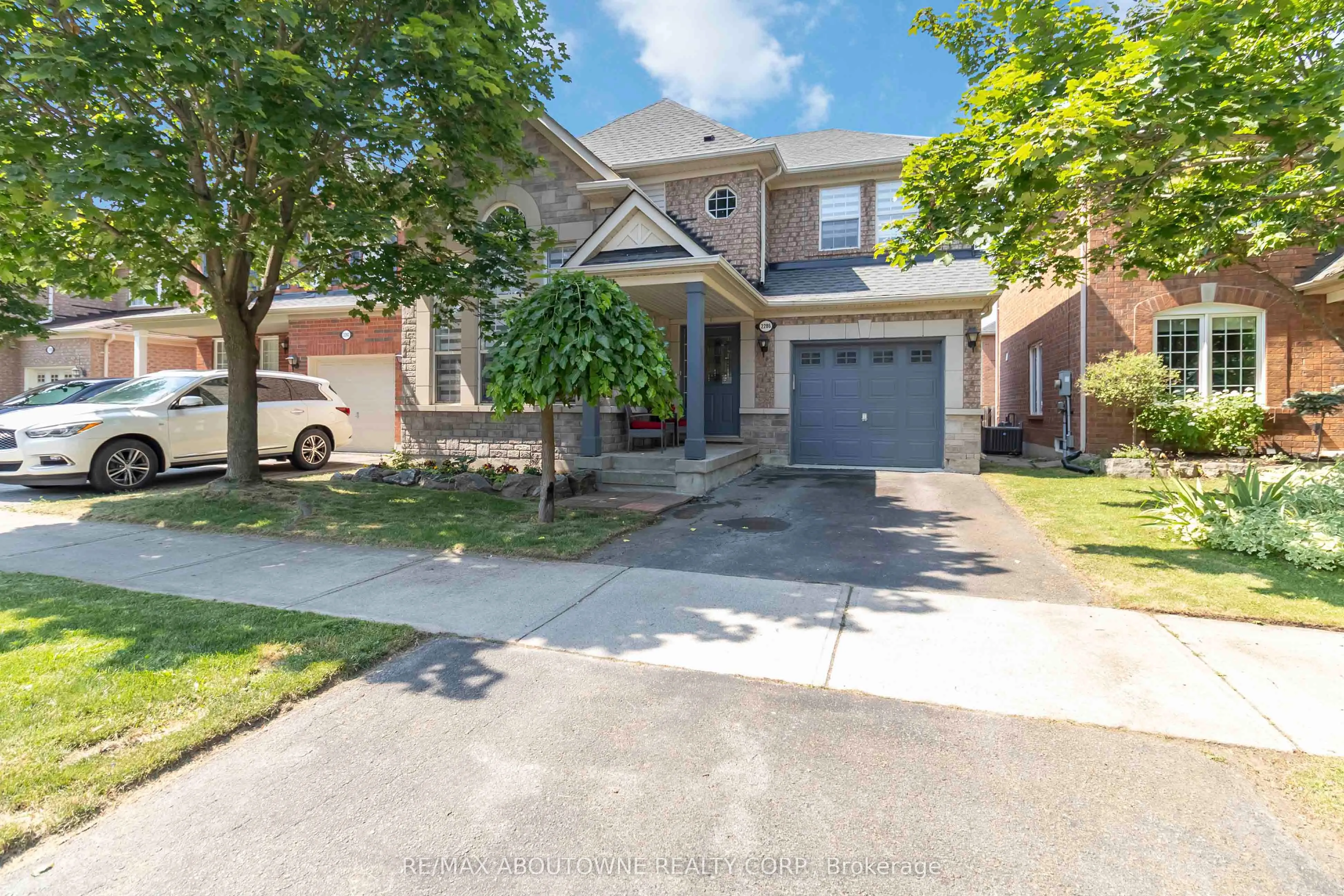 2286 Dunforest Crescent, ON L6M 4X3