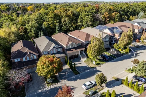 1581 Portsmouth Place, ON L5M 7W2