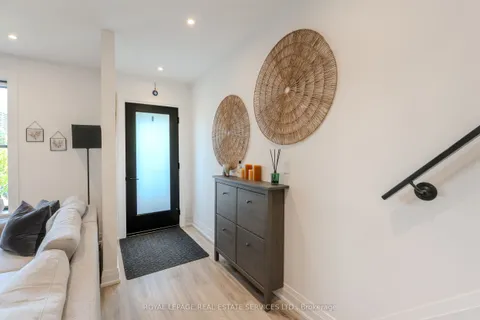 18 Milton Street, ON M8Y 2X5