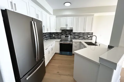 916 Golden Farmer Way, ON L5W 1B4