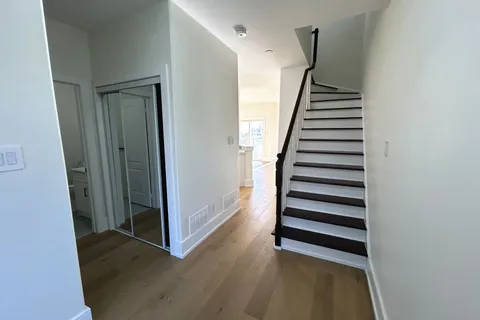 916 Golden Farmer Way, ON L5W 1B4