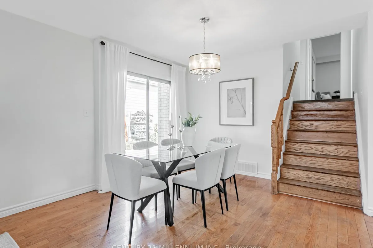 986 Mcbride Avenue, ON L5C 1L6