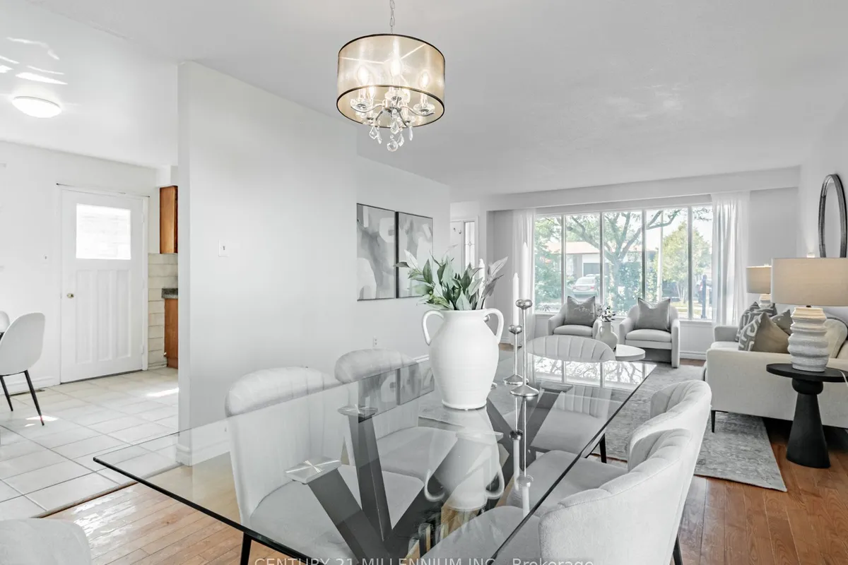 986 Mcbride Avenue, ON L5C 1L6