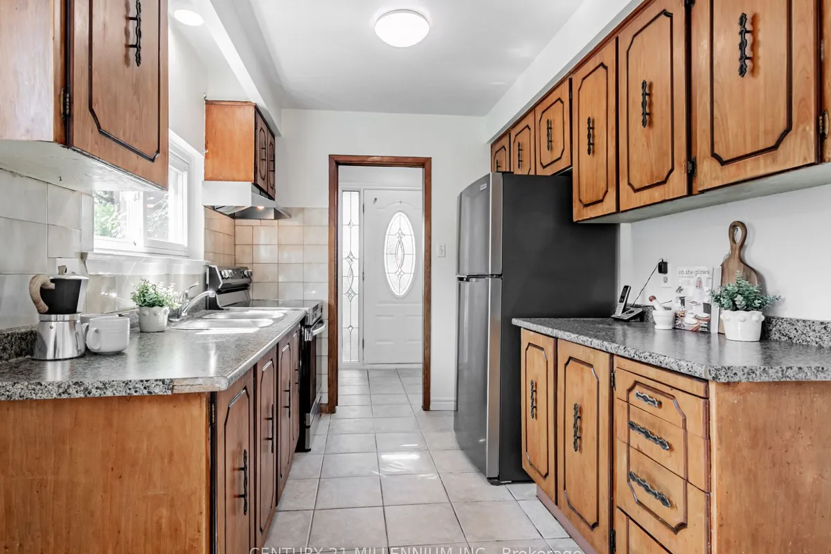 986 Mcbride Avenue, ON L5C 1L6