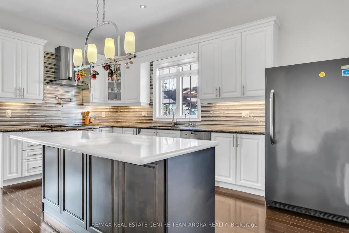 2 Berkwood Hollow, ON L6Y 0G8