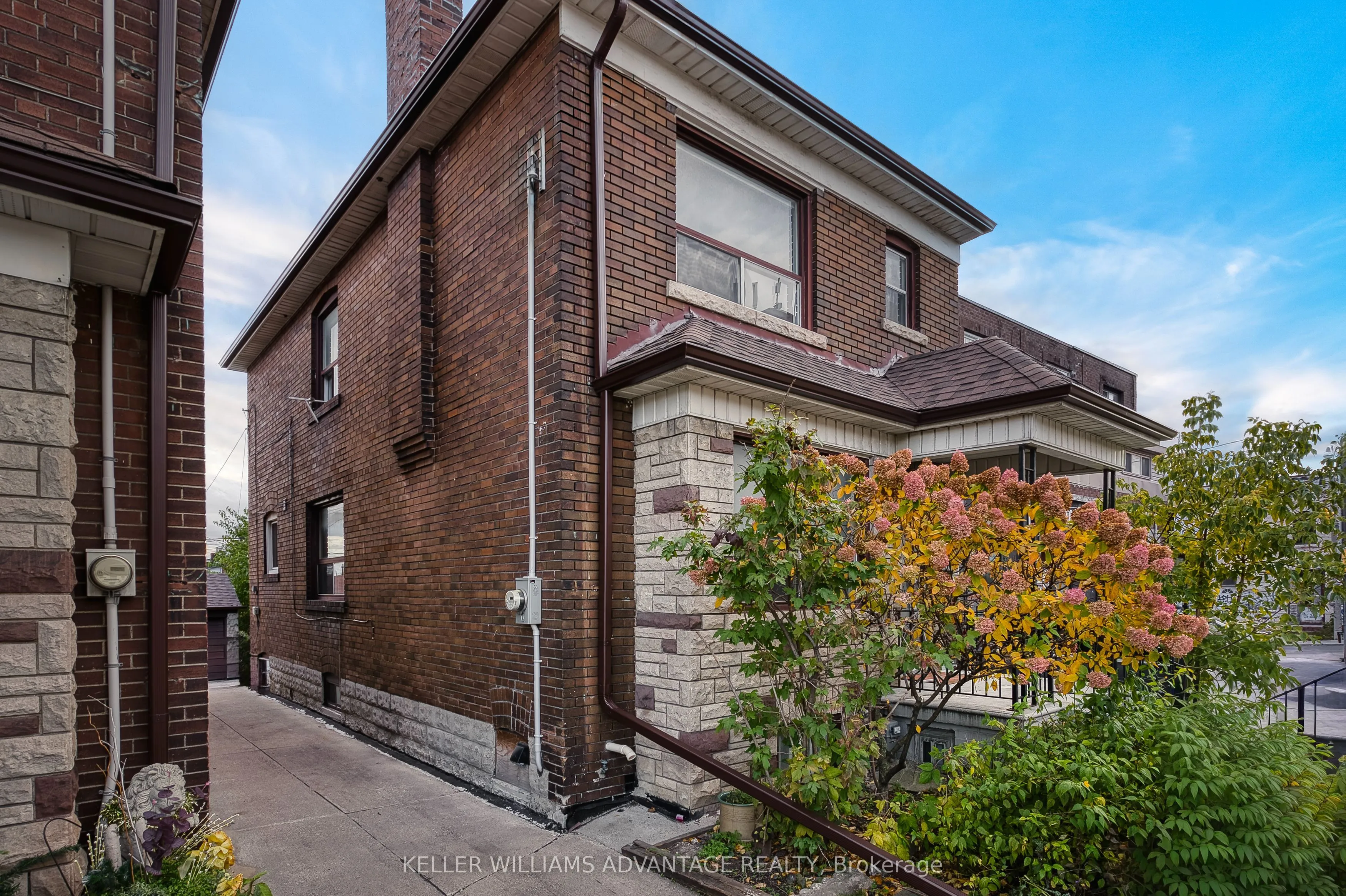 Detached interior view at 1837 Davenport Road Toronto