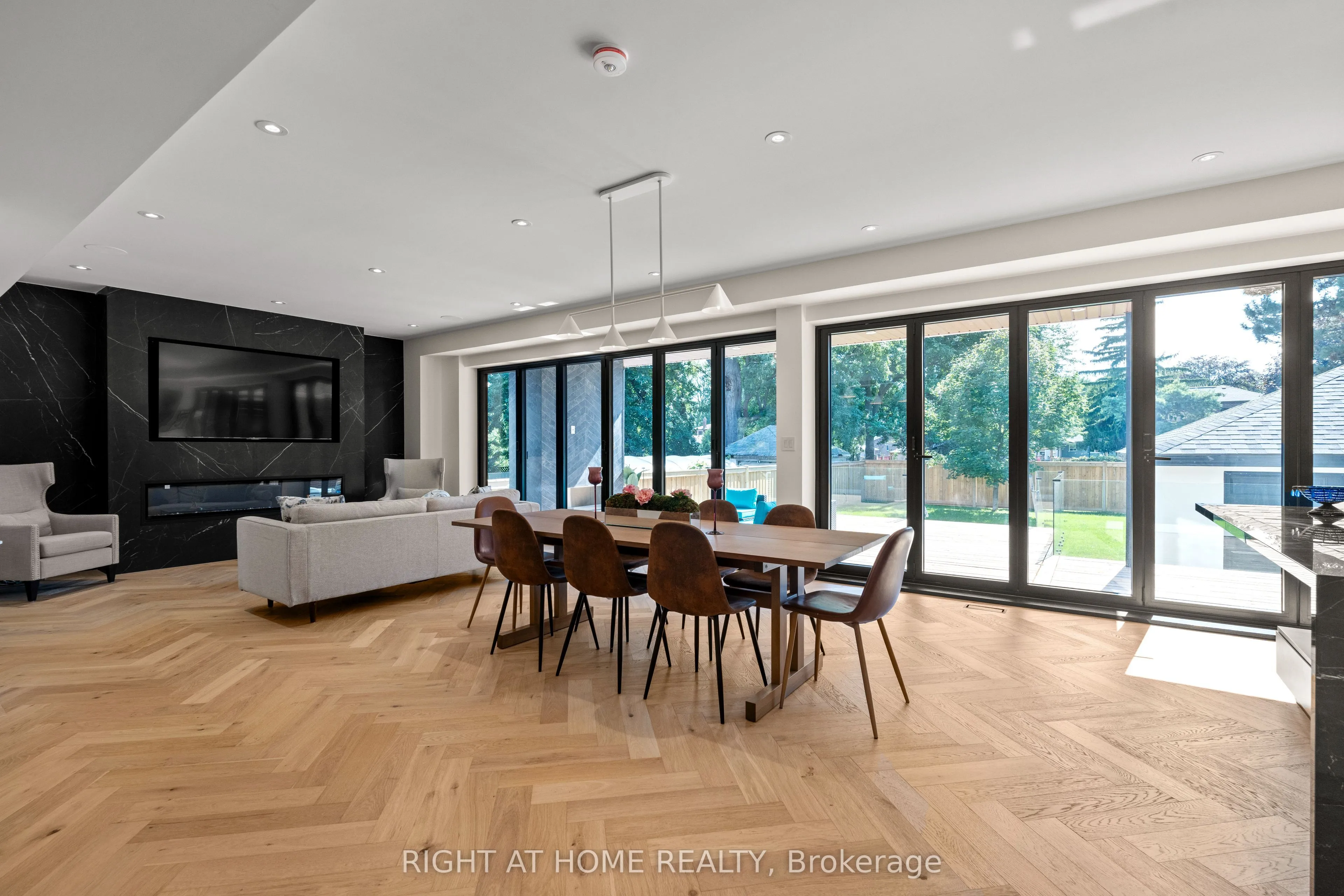 1560 Asgard Drive, ON L5E 2B9