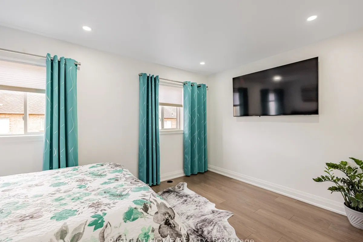 Condo Townhouse 3 bedroom 4 bathroom at 601 Shoreline Drive in Mississauga - MLS# W12508070