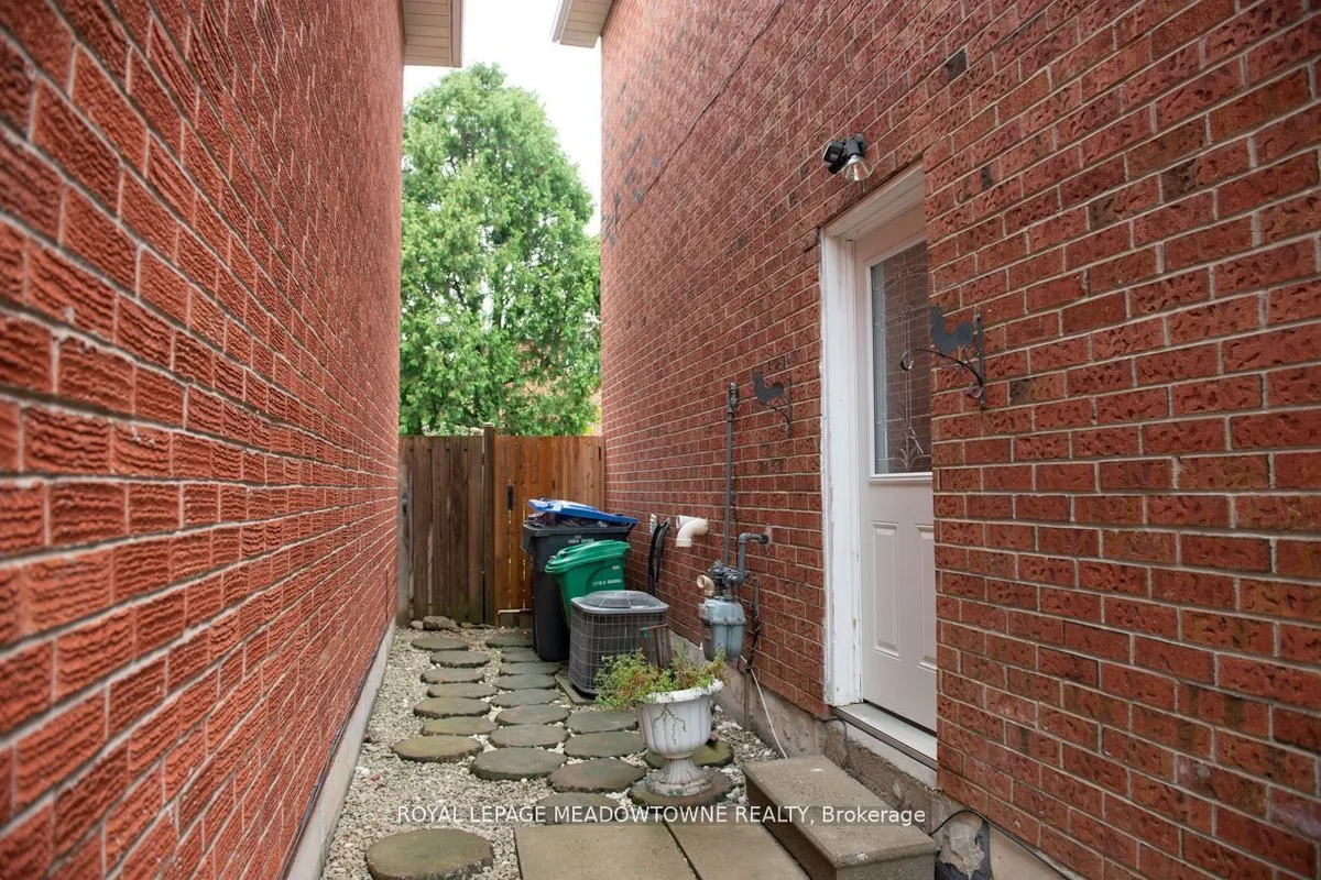 32 Clarridge Court, ON L6X 3N5