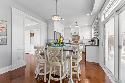 102 Monkton Circle, ON L6Y 5Z5