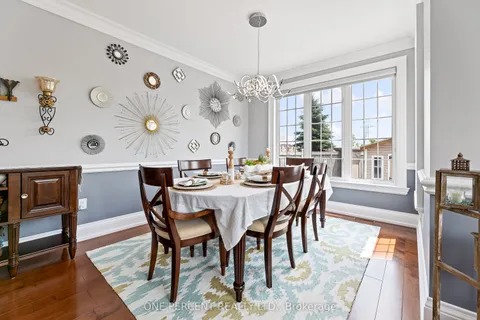 102 Monkton Circle, ON L6Y 5Z5