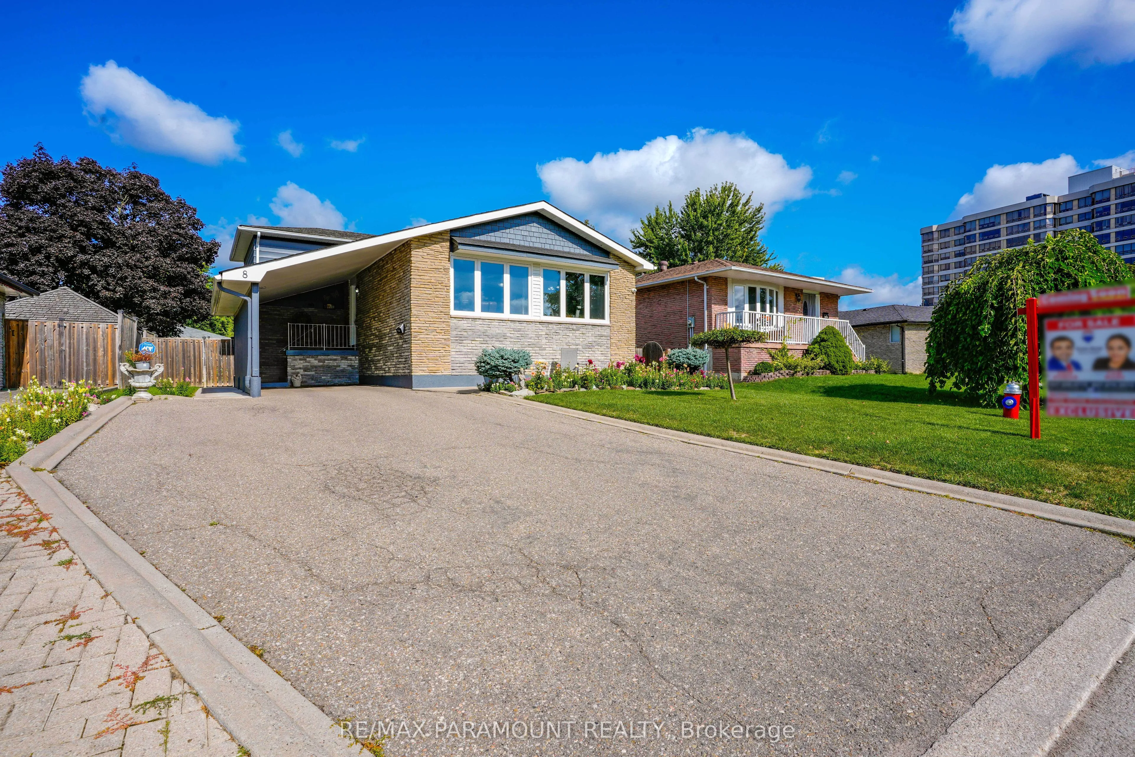 8 Edwin Drive, ON L6Y 1A1