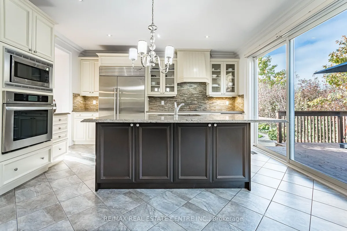 931 Syndenham Lane, ON L9T 8J4