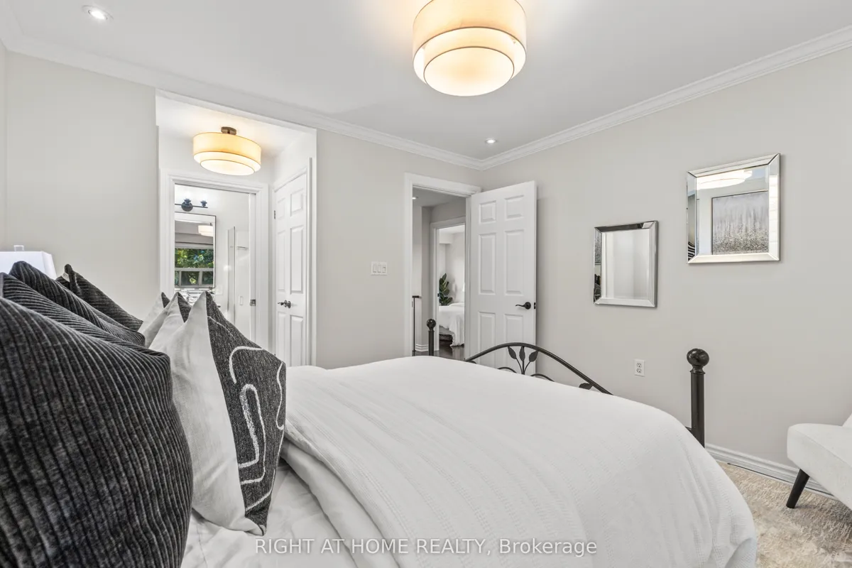 10 Haliburton Avenue, ON M9B 4Y2