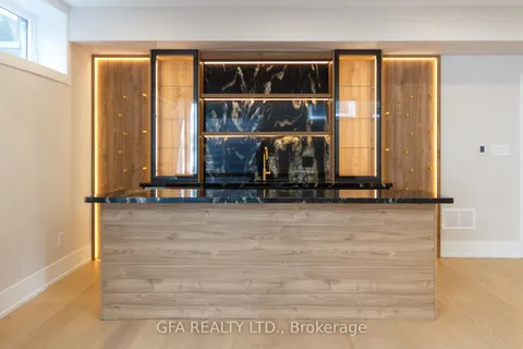 1526 Garnet Avenue, ON L5G 4C8