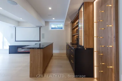 1526 Garnet Avenue, ON L5G 4C8