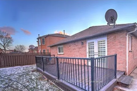 104 Torrance Wood, ON L6Y 4L4