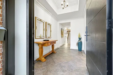 16 Kingsborough Crescent, ON M9R 2T9