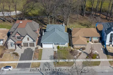 28 Braywin Drive, ON M9P 2P1