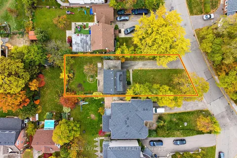 27 King Georges Drive, ON M6M 2H1