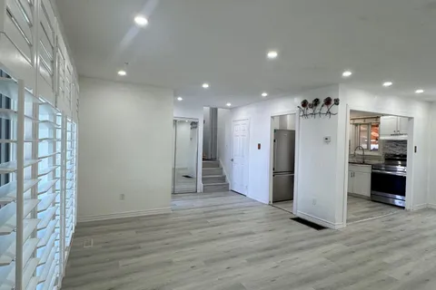 10 Heatherside Court, ON L6S 1N9