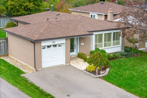 9 Glenora Crescent, ON L6S 1E1