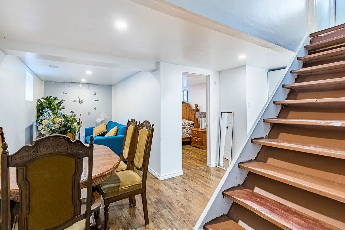 11 Hector Court, ON L6S 1P1