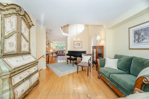 5333 Hollypoint Avenue, ON L5V 2L2