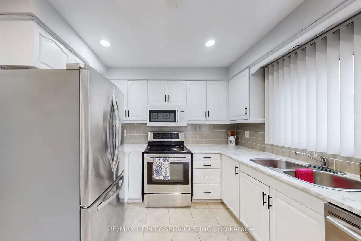 8 Stephensen Court, ON L6V 3X8