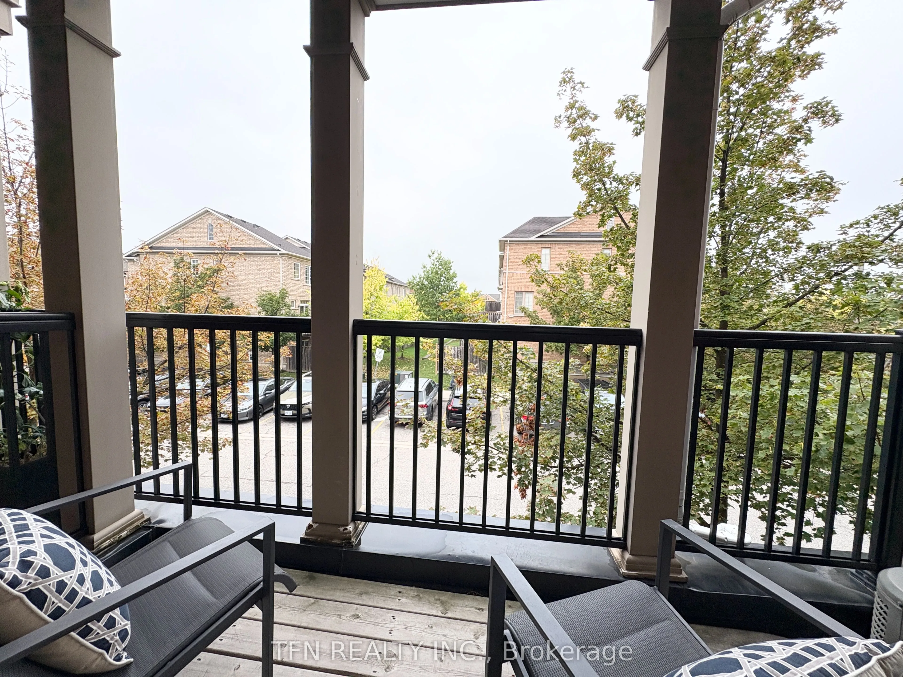 Condo Townhouse kitchen at 7166 Triumph Lane Mississauga