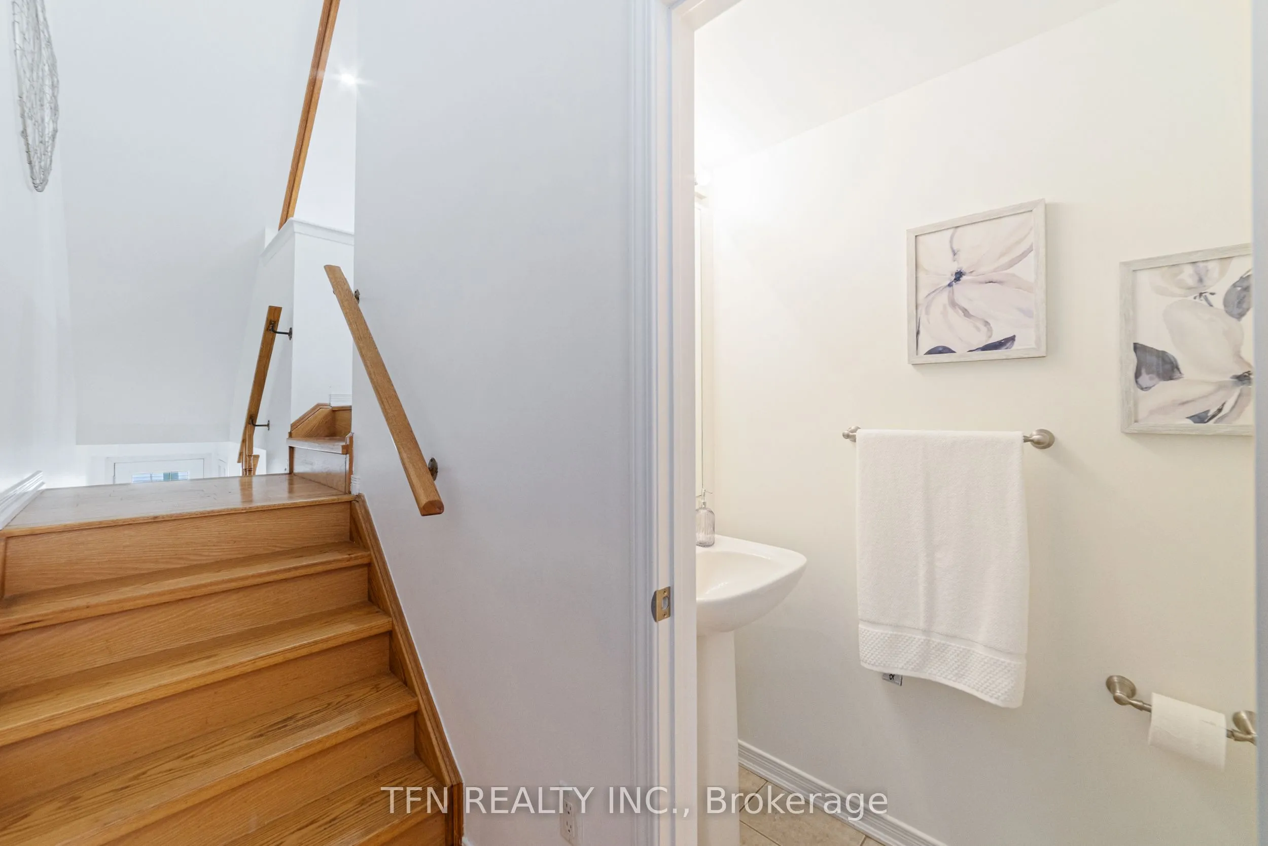 Condo Townhouse interior view at 7166 Triumph Lane Mississauga