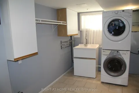 2335 Blase Court, ON L5A 1N9