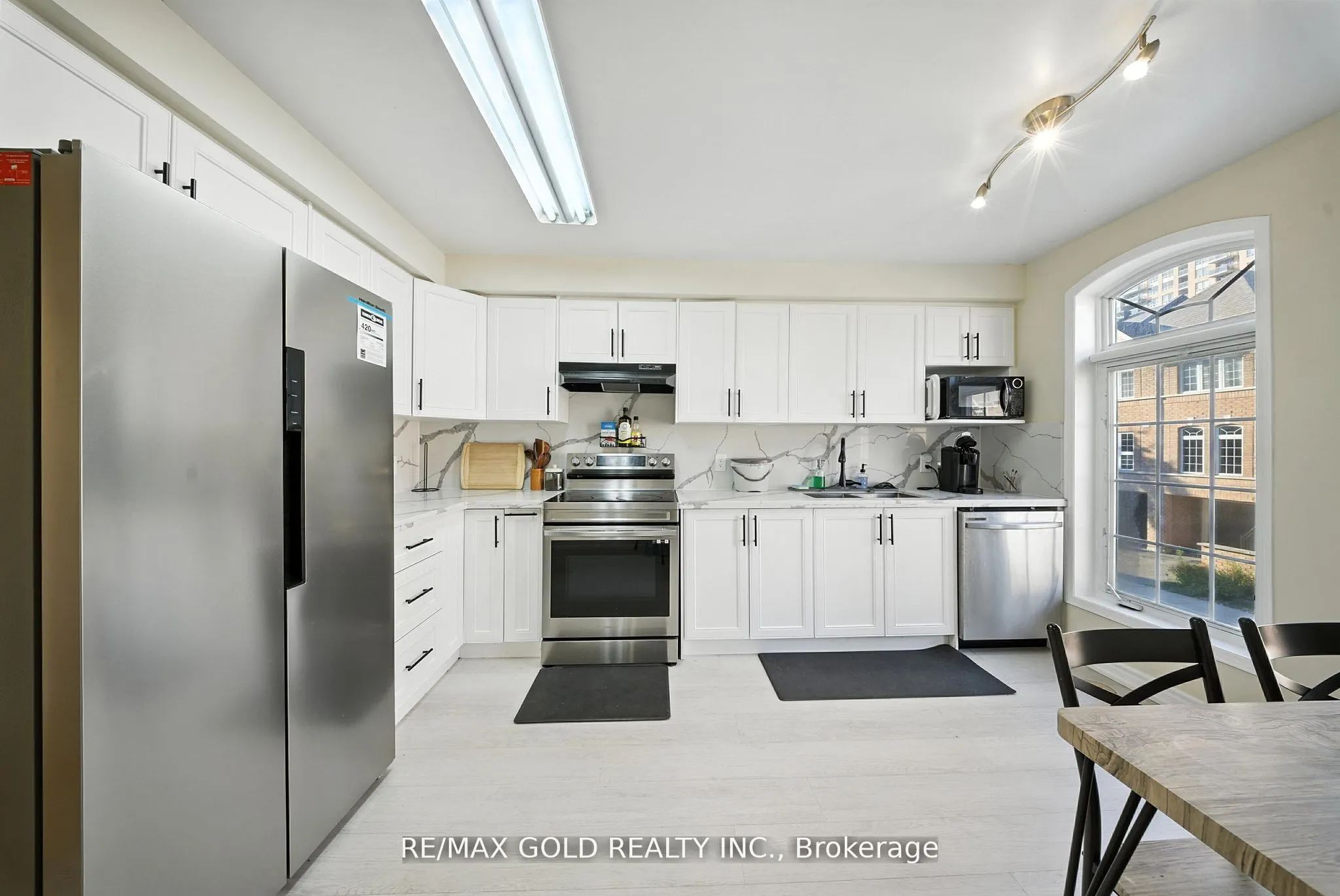 Condo Townhouse kitchen at 50 Strathaven Drive Mississauga