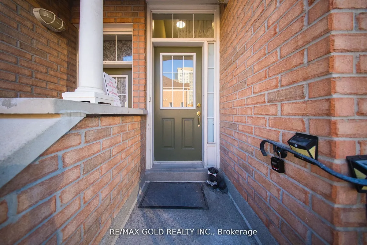 Condo Townhouse 3 bedroom 3 bathroom at 50 Strathaven Drive in Mississauga - MLS# W12522348