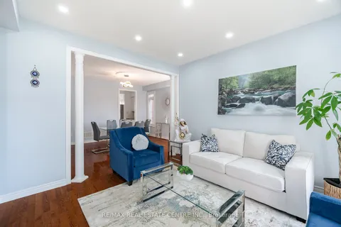 7 Prince Edward Boulevard, ON L6P 2E1