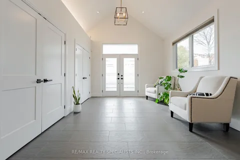 157 Confederation Street, ON L7G 4S8