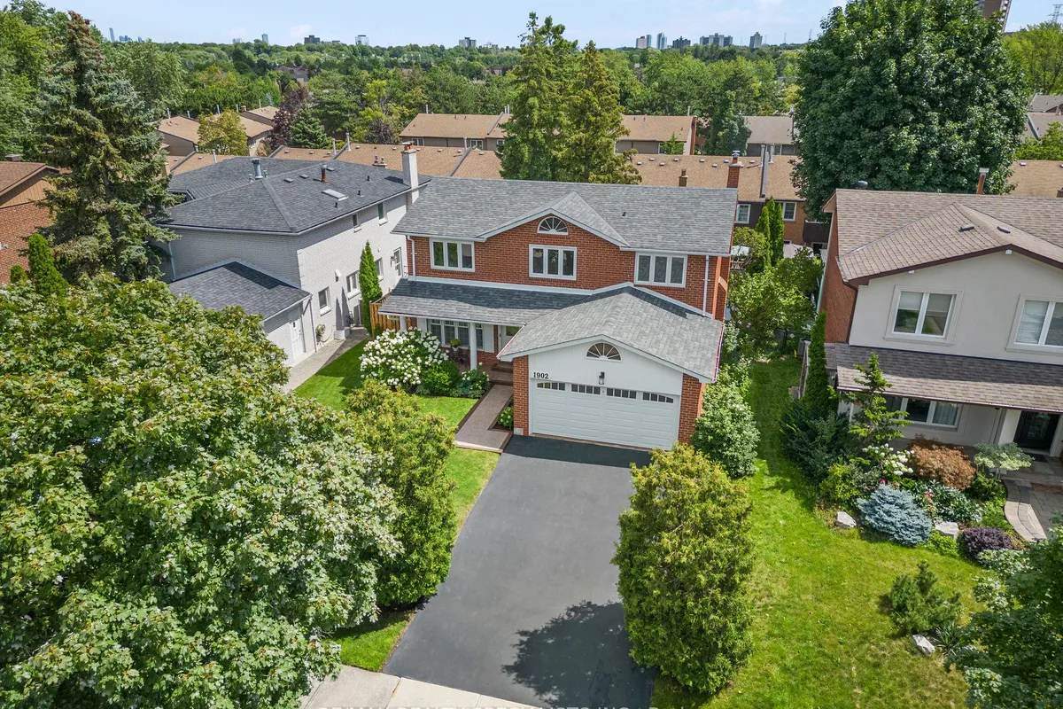 1902 Beechknoll Avenue, ON L4W 2G3