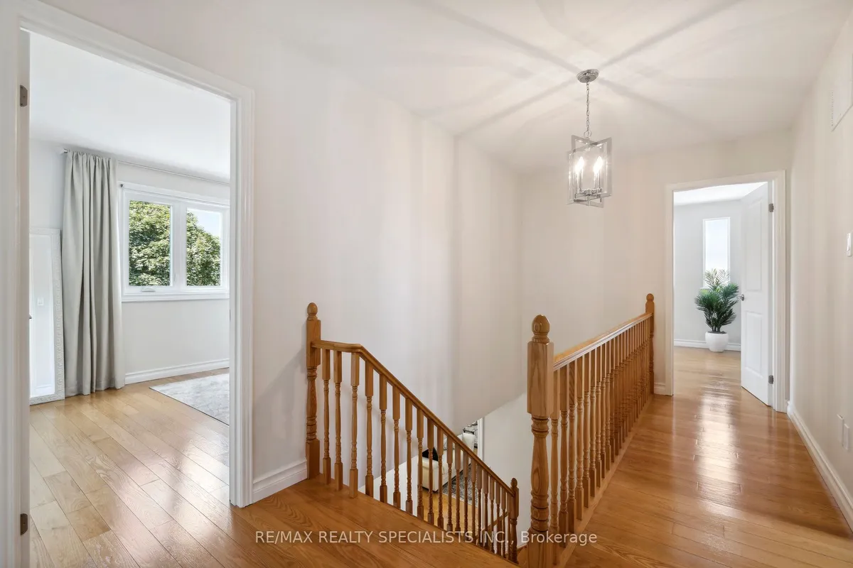 1902 Beechknoll Avenue, ON L4W 2G3