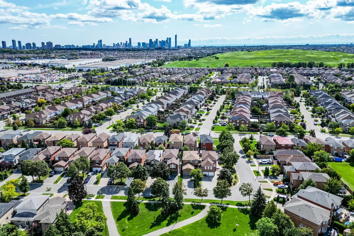 6033 Duford Drive, ON L5V 1A8