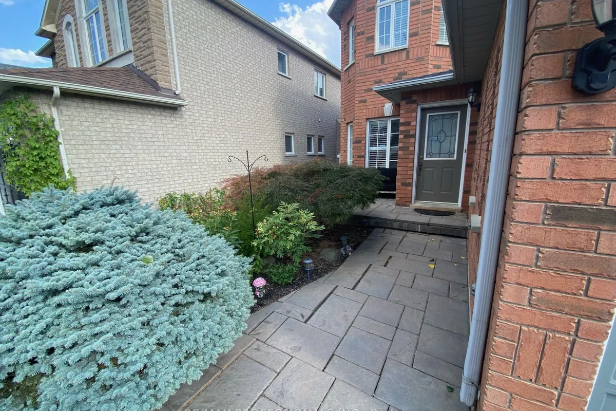 7153 Waldorf Way, ON L5N 7R3