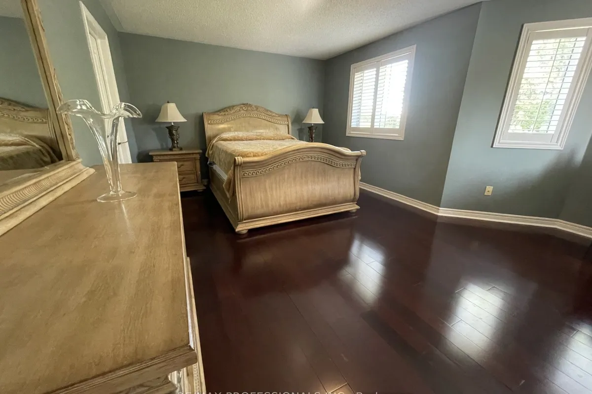 7153 Waldorf Way, ON L5N 7R3