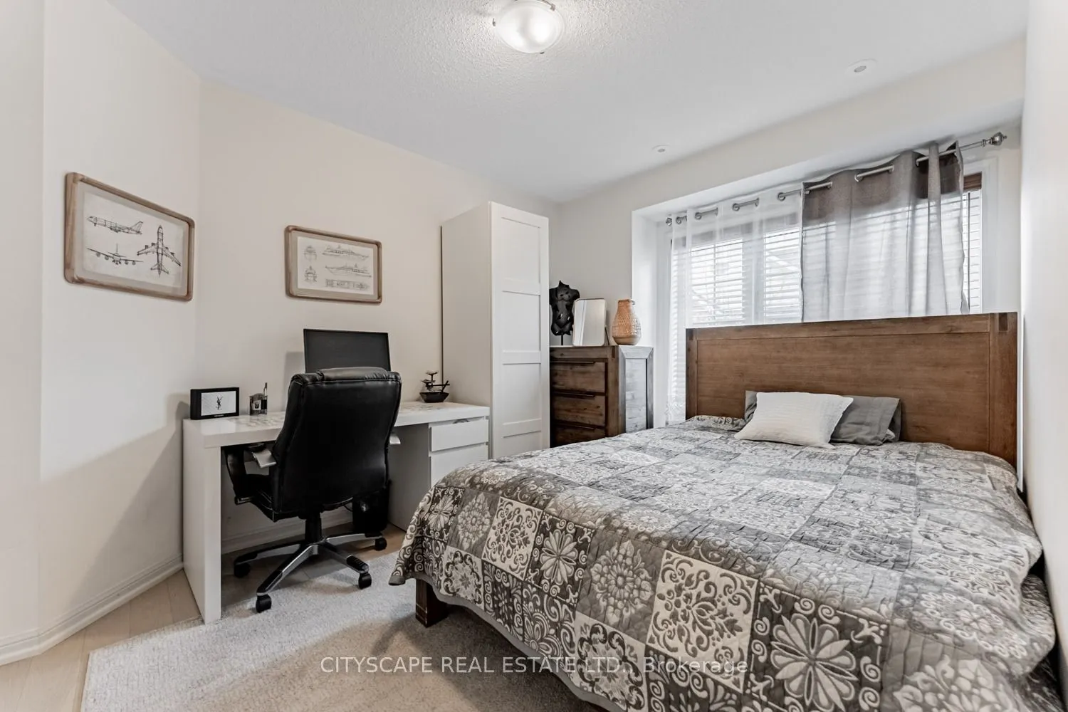 Condo Townhouse living room at 700 Neighbourhood Circle Mississauga