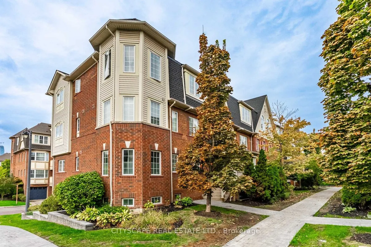 Condo Townhouse 3 bedroom 2 bathroom at 700 Neighbourhood Circle in Mississauga - MLS# W12531782
