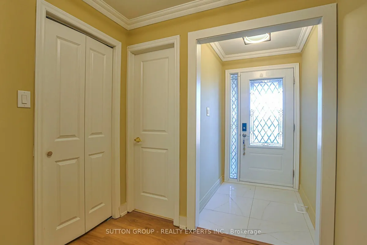 4322 Shelby Crescent, ON L4W 3T3