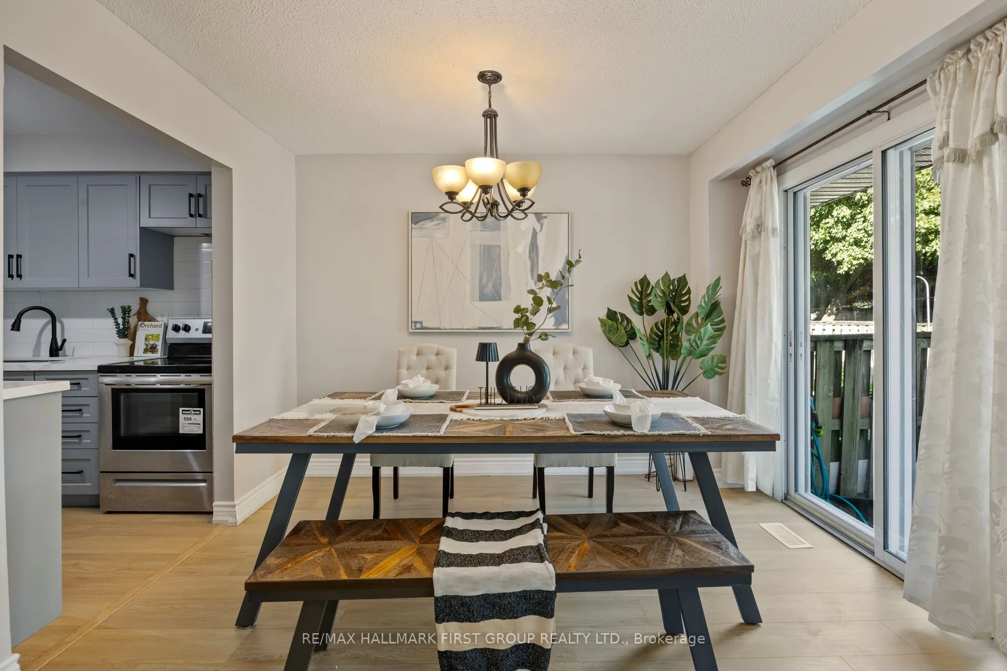 Condo Townhouse living room at 3025 Cedarglen Gate Mississauga