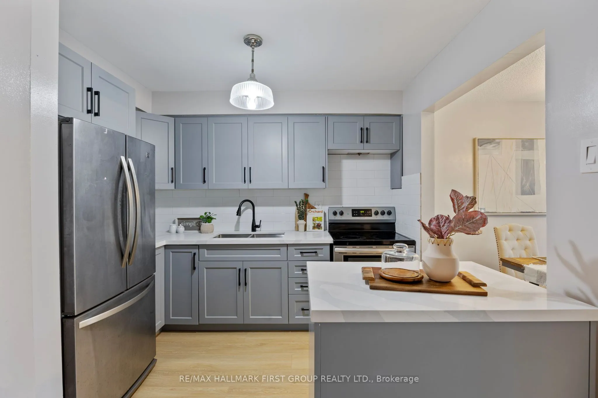 Condo Townhouse kitchen at 3025 Cedarglen Gate Mississauga