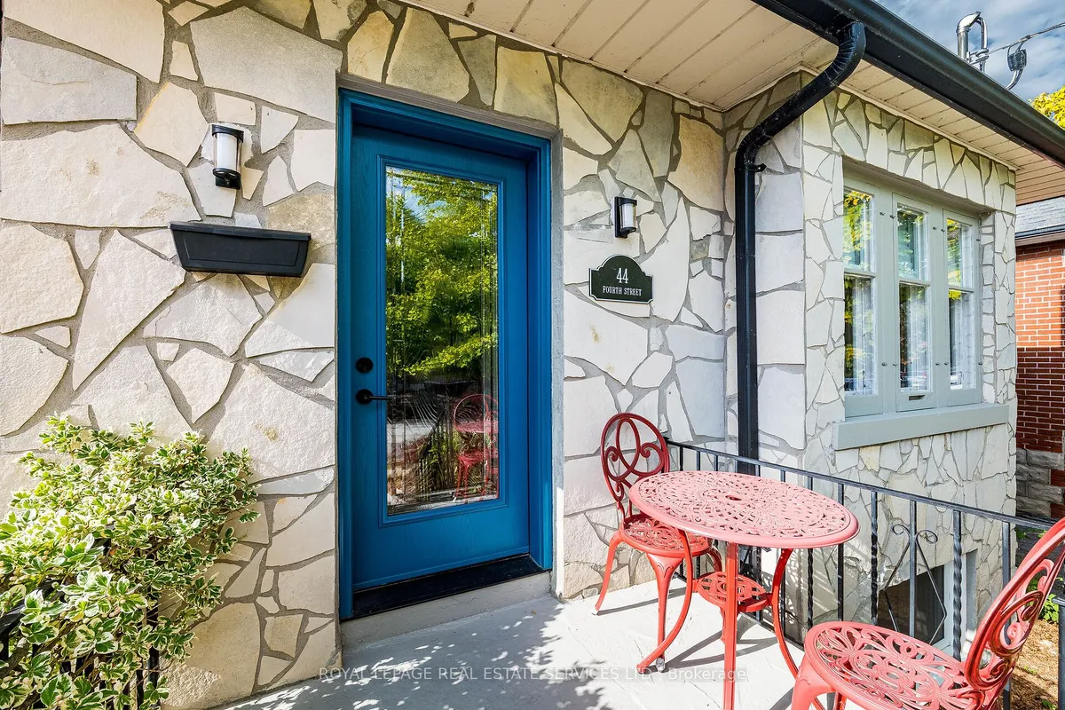 44 Fourth Street, ON M8V 2Y3