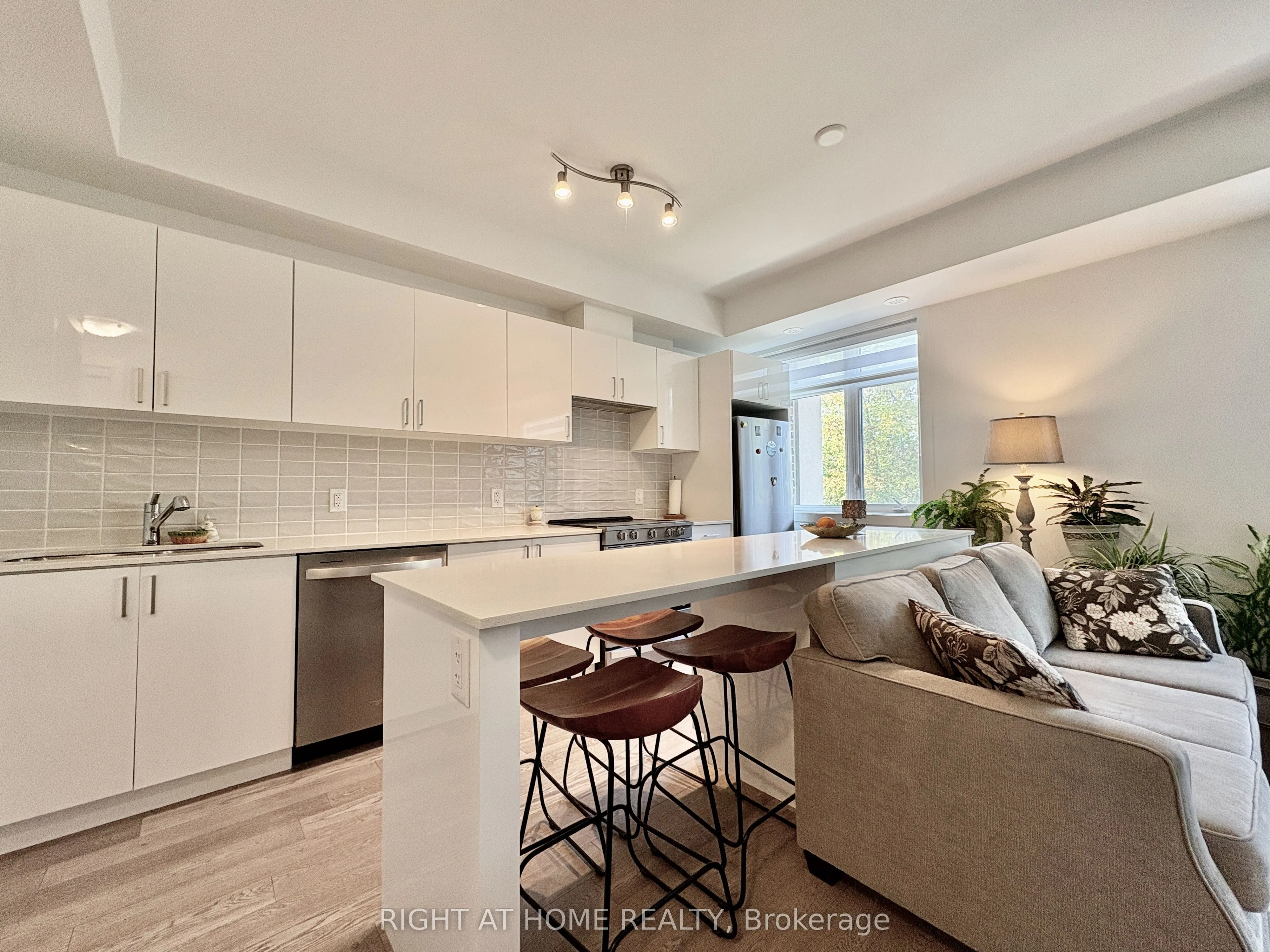 Condo Townhouse kitchen at 1085 Douglas McCurdy Common Mississauga